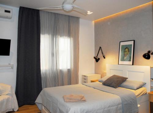 Modern house with garden and bathroom TV in front of the Venetial Walls