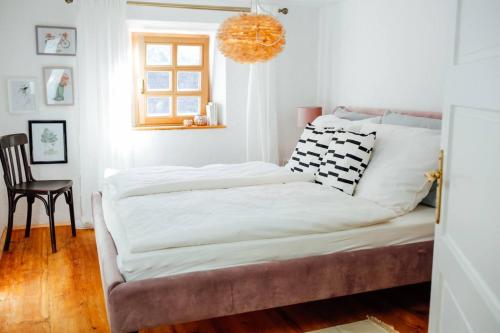 En eller flere senge i et værelse på Apartment Aussee- Hallsatt Salzherrenhof- Küche, WLAN, Netflix