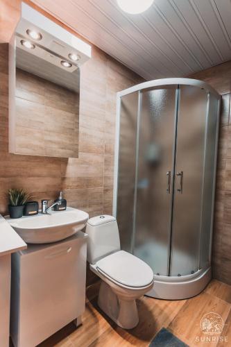un bagno con doccia, WC e lavandino di Sunrise Luxury Apartment a Bitola