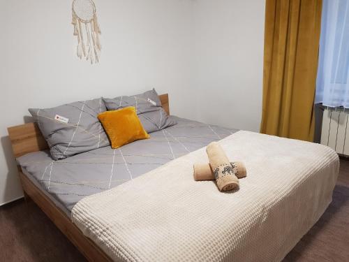 Una cama con dos animales de peluche encima. en Apartament Wiejska Sielanka, en Ryn