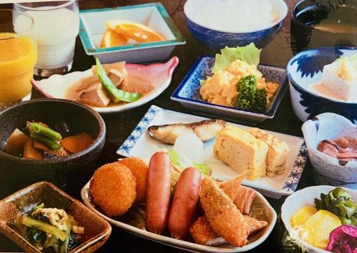 uma mesa coberta com tigelas de diferentes tipos de alimentos em Hotel Hamilton Sapporo - Vacation STAY 27954v em Sapporo