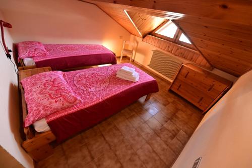 an overhead view of a bedroom with two beds at Residence Raethia tra Bormio e Livigno in Valdidentro