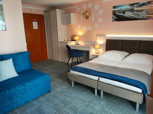 ミエルノにあるVilla Doraのベッドと椅子付きのホテルルーム