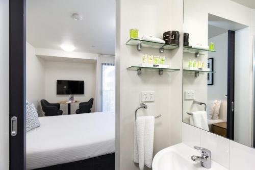 Kupatilo u objektu City Edge North Melbourne Apartment Hotel