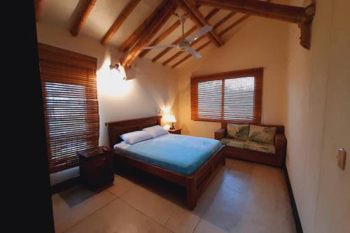 ein Schlafzimmer mit einem Bett und einem Sofa darin in der Unterkunft Fincas Panaca Portal 7 in Quimbaya