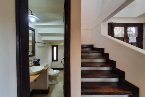 uma casa de banho com uma escada com um lavatório e um WC em Fincas Panaca Portal 7 em Quimbaya
