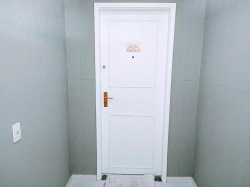 a white door in the corner of a room at Cobertura em Caiobá-Matinhos-Pr 2 quadras do mar in Matinhos