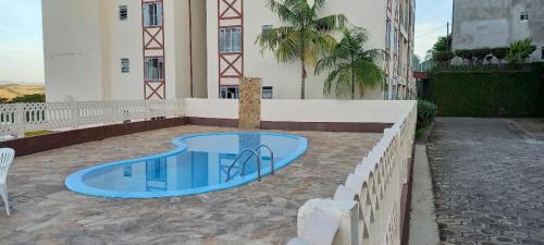 uma pequena piscina no meio de um edifício em Apartamento Diamante em Águas de Lindoia