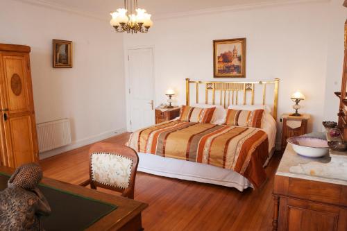 a bedroom with a bed and a table and chairs at Hotel Casa Somerscales in Valparaíso
