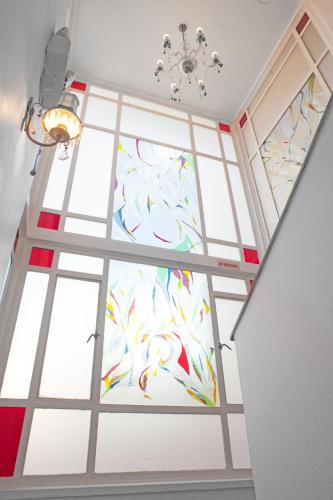 a room with a window with a painting on the ceiling at Hotel Casa Somerscales in Valparaíso