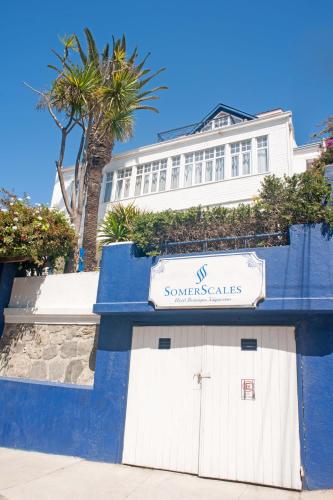 a white and blue building with a sign on it at Hotel Casa Somerscales in Valparaíso