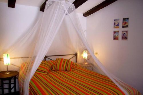 1 dormitorio con 1 cama con mosquitera en El estudio - beautiful apartment in historic old town, en Jimena de la Frontera