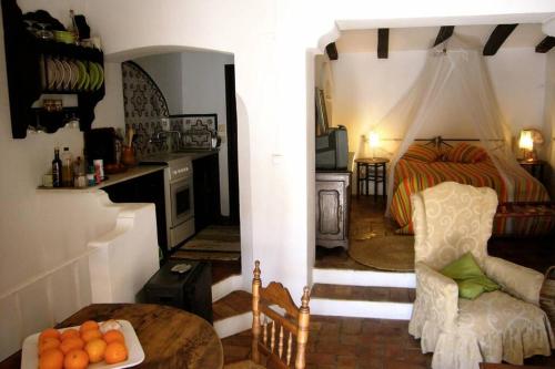 Habitación con 1 dormitorio con 1 cama y 1 mesa. en El estudio - beautiful apartment in historic old town, en Jimena de la Frontera
