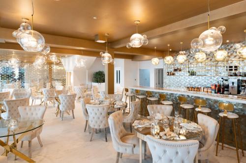 A restaurant or other place to eat at OYO Newquay Beach Hotel