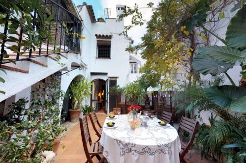A garden outside La casa del piano - Beautiful 18th century house with courtyard & pool