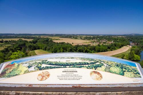 a picture of a sign with a map at B&B du Couvent, vue château in Giroussens