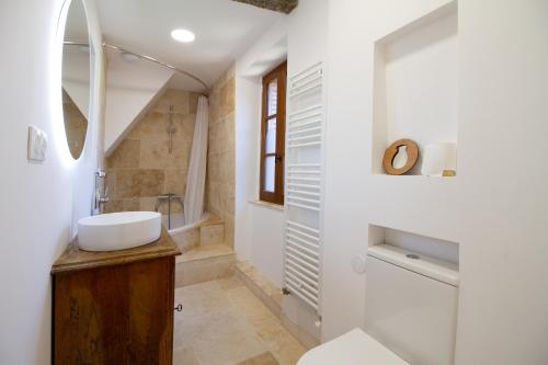 Koupelna v ubytování B&B du Couvent, chambre aux paons