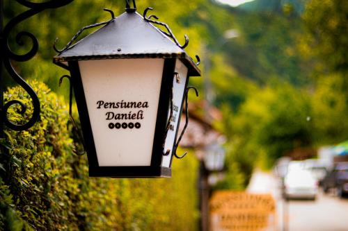 Eftimie MurguにあるPensiunea Danieliの壁掛けの灯り