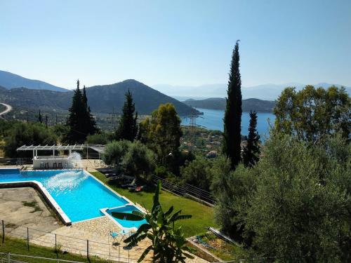 uma piscina com vista para a água em Hotel Theasis em Paralía Sergoúlas