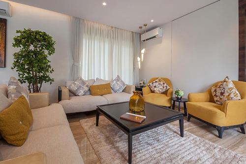 Χώρος καθιστικού στο Villa Azul by StayVista, offering A snooker table, Terrace, Swimming pool & A spacious lawn with a charming gazebo for a perfect getaway