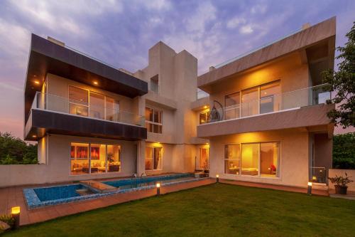 Πισίνα στο ή κοντά στο Villa Azul by StayVista, offering A snooker table, Terrace, Swimming pool & A spacious lawn with a charming gazebo for a perfect getaway