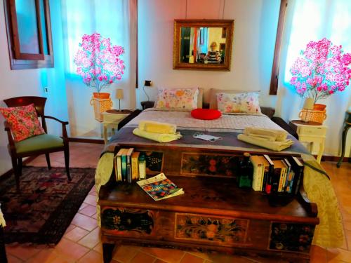 ヴェネツィアにあるSuite Ai Leoniのベッドルーム1室(ベッド1台、木製ドレッサー付)