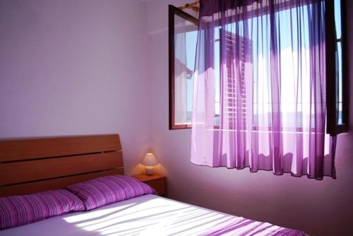 - une chambre avec un lit et une fenêtre dans l'établissement Apartment in Pisak with sea view, terrace, air conditioning, WiFi (3817-3), à Pisak