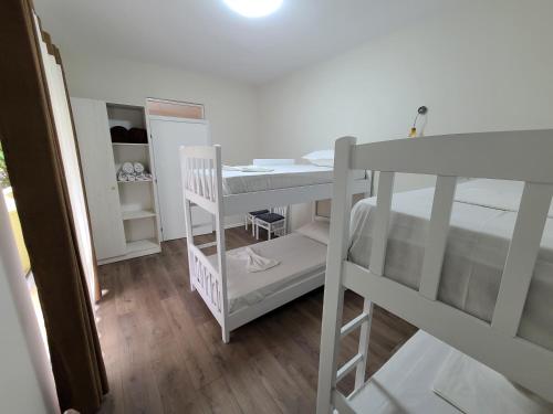 מיטה או מיטות קומותיים בחדר ב-D1 Apartments