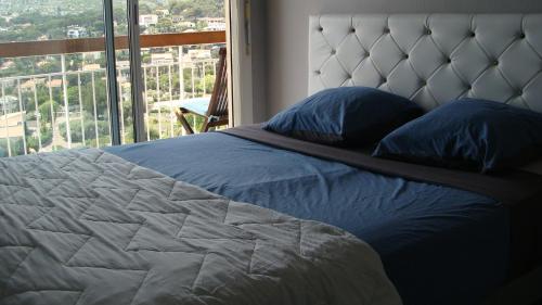 カシにあるAppartement Cassis vue mer d'exceptionの窓際のベッド(青い枕付)