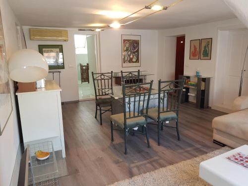 Et opholdsområde på Above Ljubljanica River Apartment