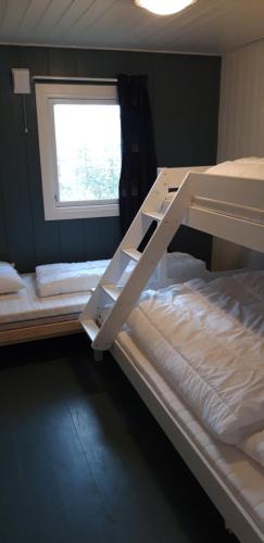 Poschodová posteľ alebo postele v izbe v ubytovaní Granheim Hytte med 2 soverom