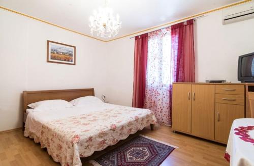 1 dormitorio con 1 cama, TV y cortinas en Studio apartment in Savudrija with Terrace, Air condition, WIFI, Washing machine (123-8) en Savudrija