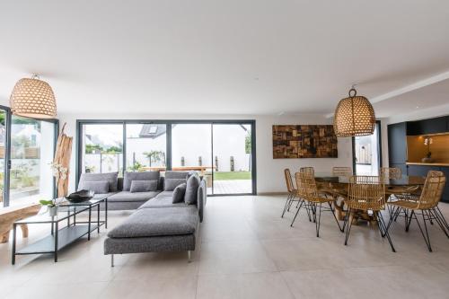 un salon avec un canapé et une table dans l'établissement Domaine de la pointe Quiberon, à Quiberon
