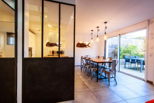 une salle à manger et une cuisine avec une table et des chaises dans l'établissement Maison du Domaine de la Pointe, à Saint-Pierre-Quiberon