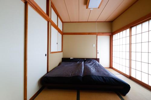 เตียงในห้องที่ Hakone Villa