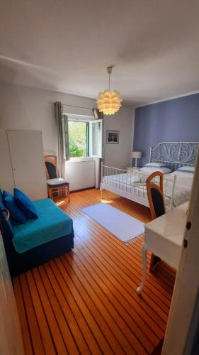 a room with a bedroom with a bed and a table at Oasis Apartments in Sutivan