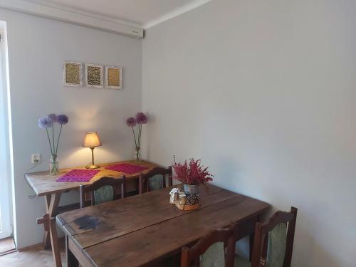 カジミエシュ・ドルニにあるVital Houseのダイニングルーム(紫の花のテーブル2台、椅子付)