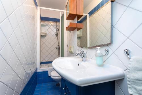 Bilik mandi di Apartman MARIS