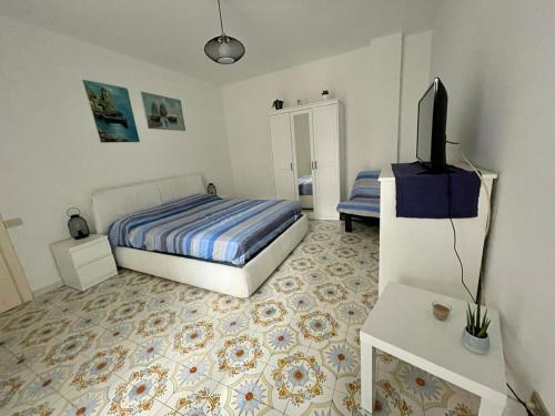 een slaapkamer met een bed en een tv. bij Casa Di Nicola in Cetara