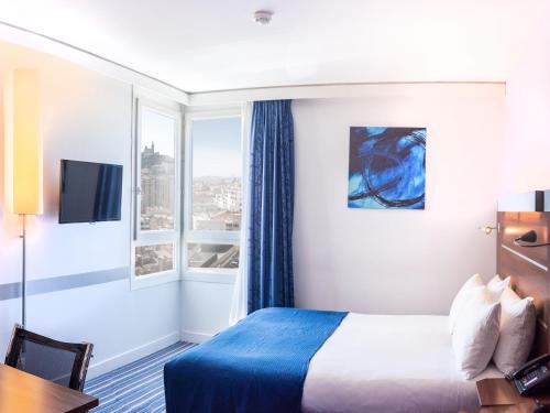 マルセイユにあるホリデイ イン エクスプレス マルセイユ サン シャルルのベッドと窓が備わるホテルルーム