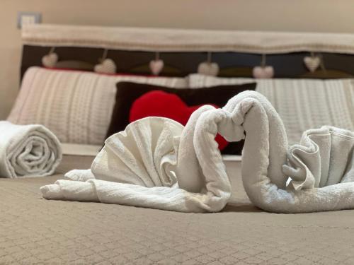 two swans made out of towels on a bed at Corte Navari - GuestHouse Fred in Pietrasanta