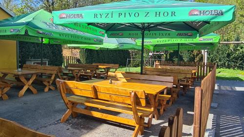 Penzion U Kovárnyにあるレストランまたは飲食店