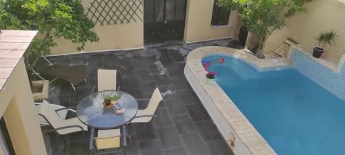an overhead view of a swimming pool with a table and chairs next to it at Casa Las Torres in Medina de las Torres