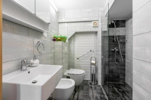 W łazience znajduje się umywalka, toaleta i prysznic. w obiekcie Holiday House Julija w mieście Bribir