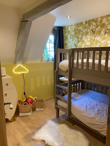 ein Schlafzimmer mit zwei Etagenbetten und einem Fenster in der Unterkunft La longère de Mathilde in Manneville-la-Pipard
