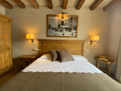 a hotel room with a bed and a lamp at AlMolo5 in Oliveto Lario