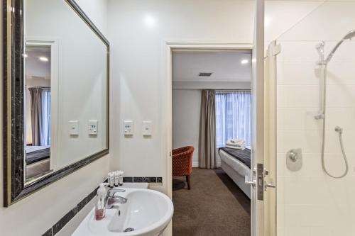 y baño con lavabo y espejo. en Auckland Apartment City Centre en Auckland