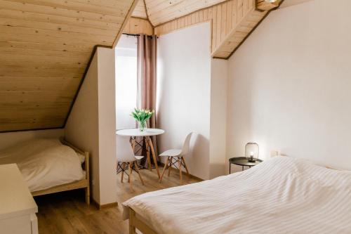 En eller flere senge i et værelse på Daszówka Bieszczady
