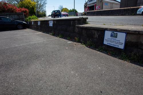 um parque de estacionamento com uma placa na berma da estrada em Blakeney Guest House em Weston-super-Mare