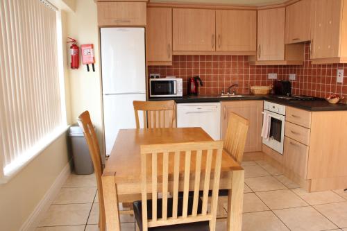 Una cocina o zona de cocina en Donegan Court Aparthotel